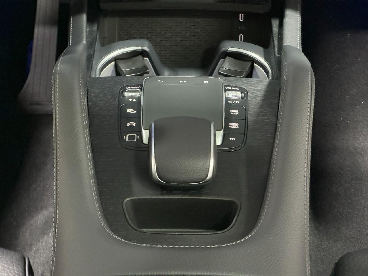 Mercedes-Benz GLE Vehicle Full-screen Gallery Image 16