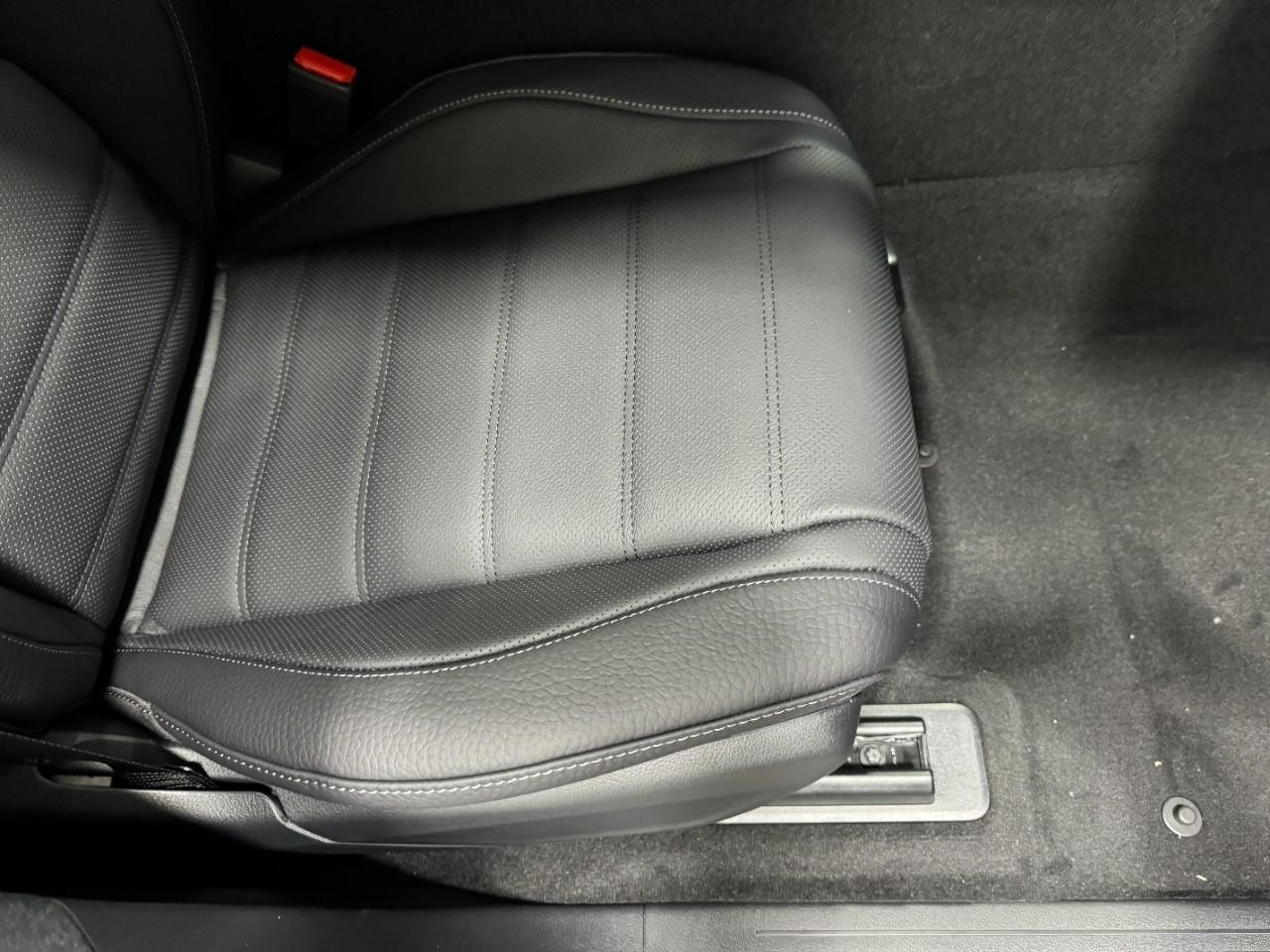 Mercedes-Benz GLE Vehicle Full-screen Gallery Image 19