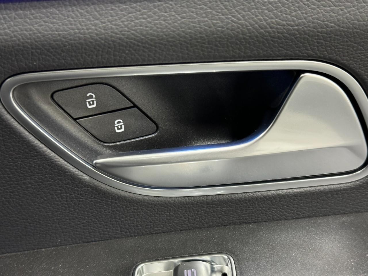 Mercedes-Benz GLE Vehicle Full-screen Gallery Image 21