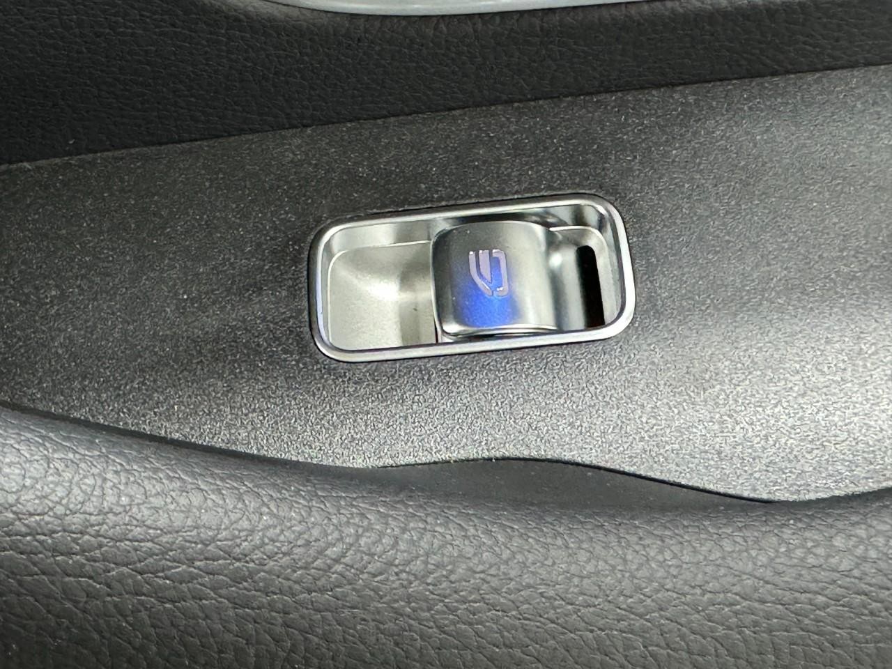 Mercedes-Benz GLE Vehicle Full-screen Gallery Image 22