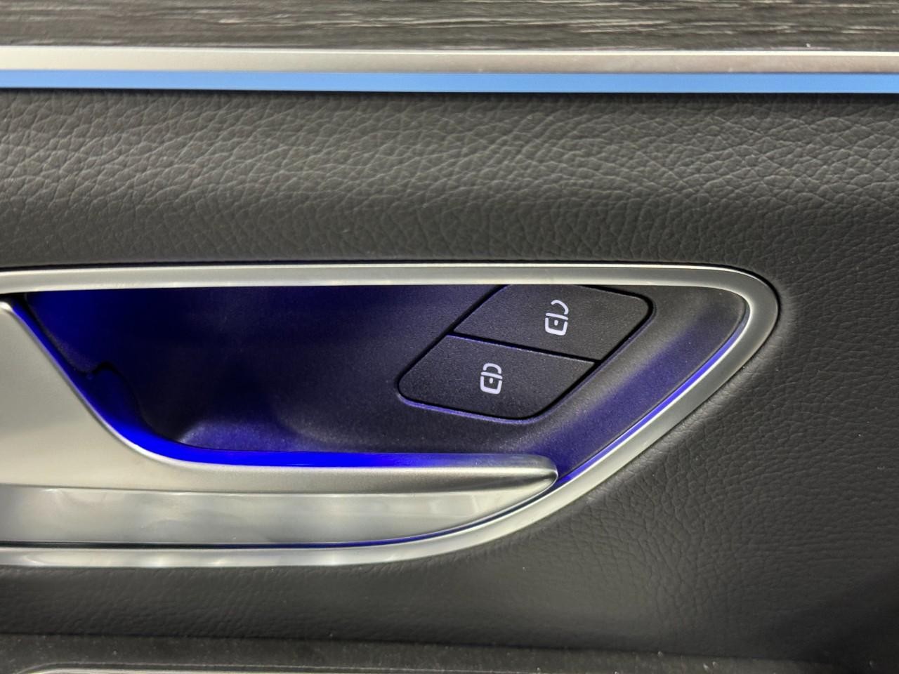 Mercedes-Benz GLE Vehicle Full-screen Gallery Image 25