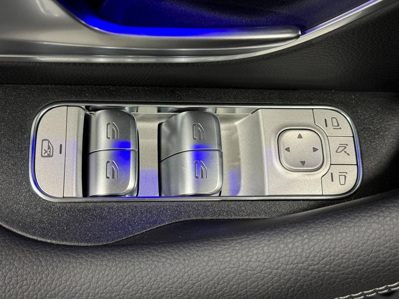 Mercedes-Benz GLE Vehicle Full-screen Gallery Image 26