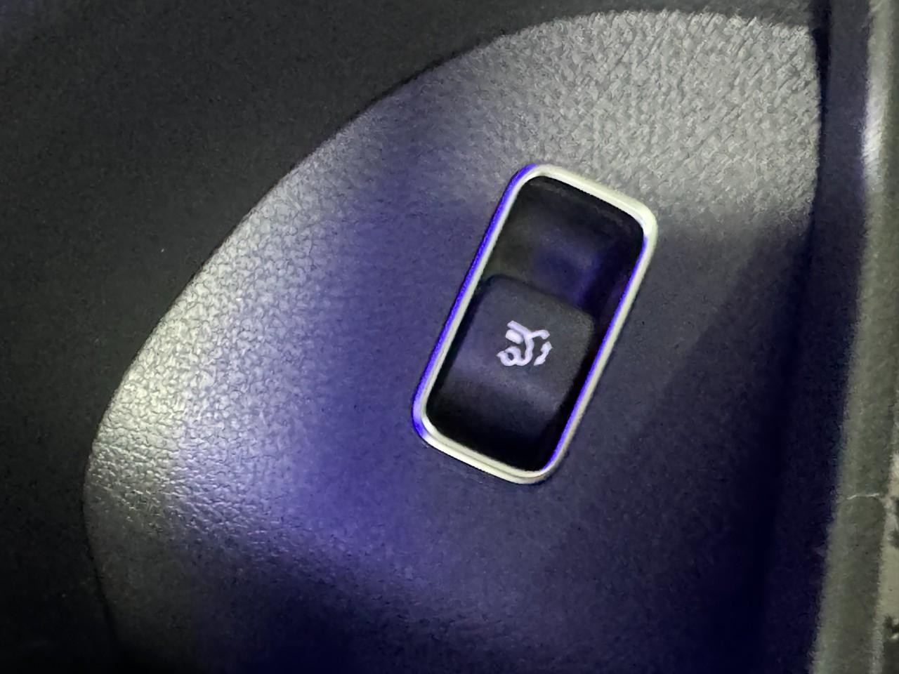 Mercedes-Benz GLE Vehicle Full-screen Gallery Image 27