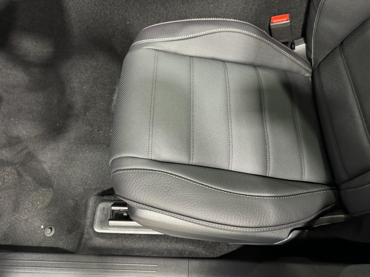 Mercedes-Benz GLE Vehicle Full-screen Gallery Image 29