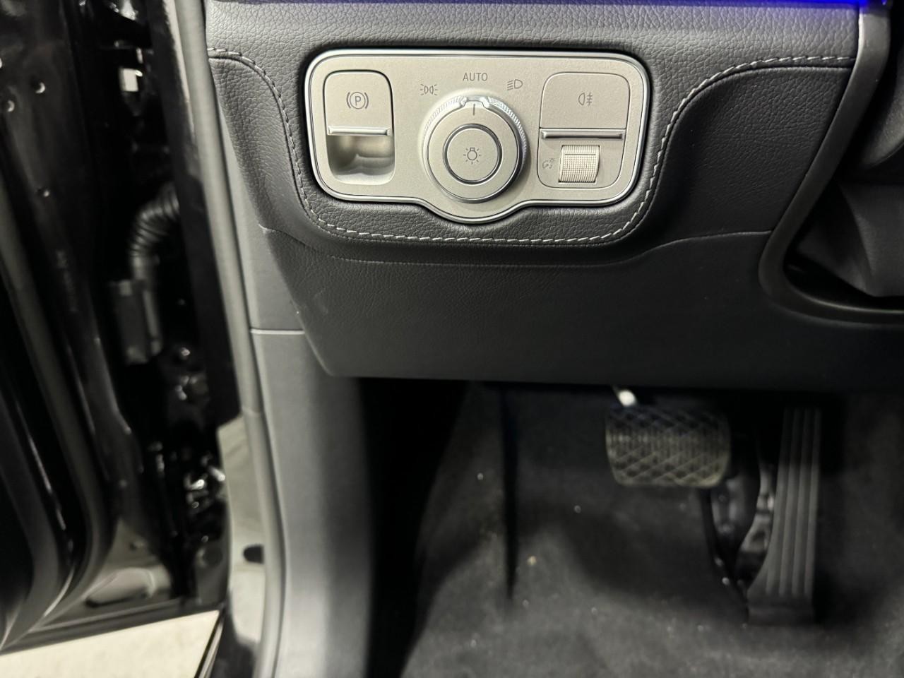 Mercedes-Benz GLE Vehicle Full-screen Gallery Image 30