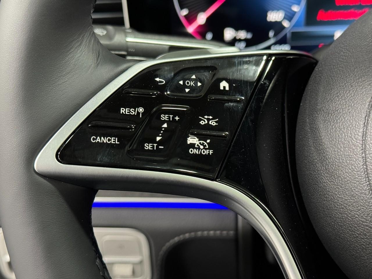 Mercedes-Benz GLE Vehicle Full-screen Gallery Image 31