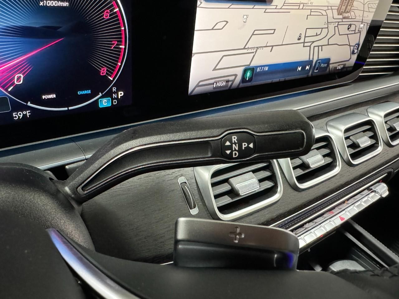 Mercedes-Benz GLE Vehicle Full-screen Gallery Image 34