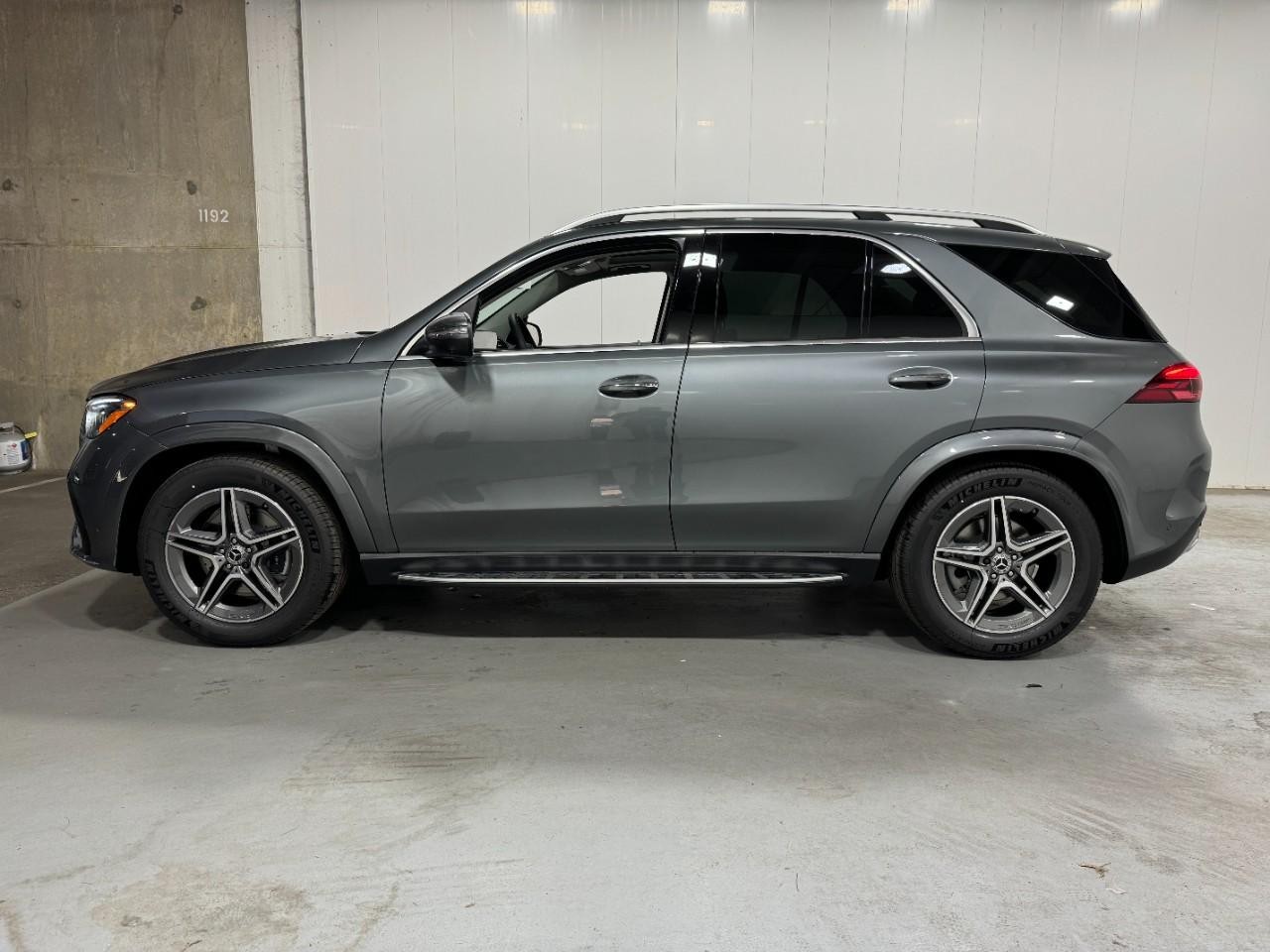 Mercedes-Benz GLE Vehicle Full-screen Gallery Image 2