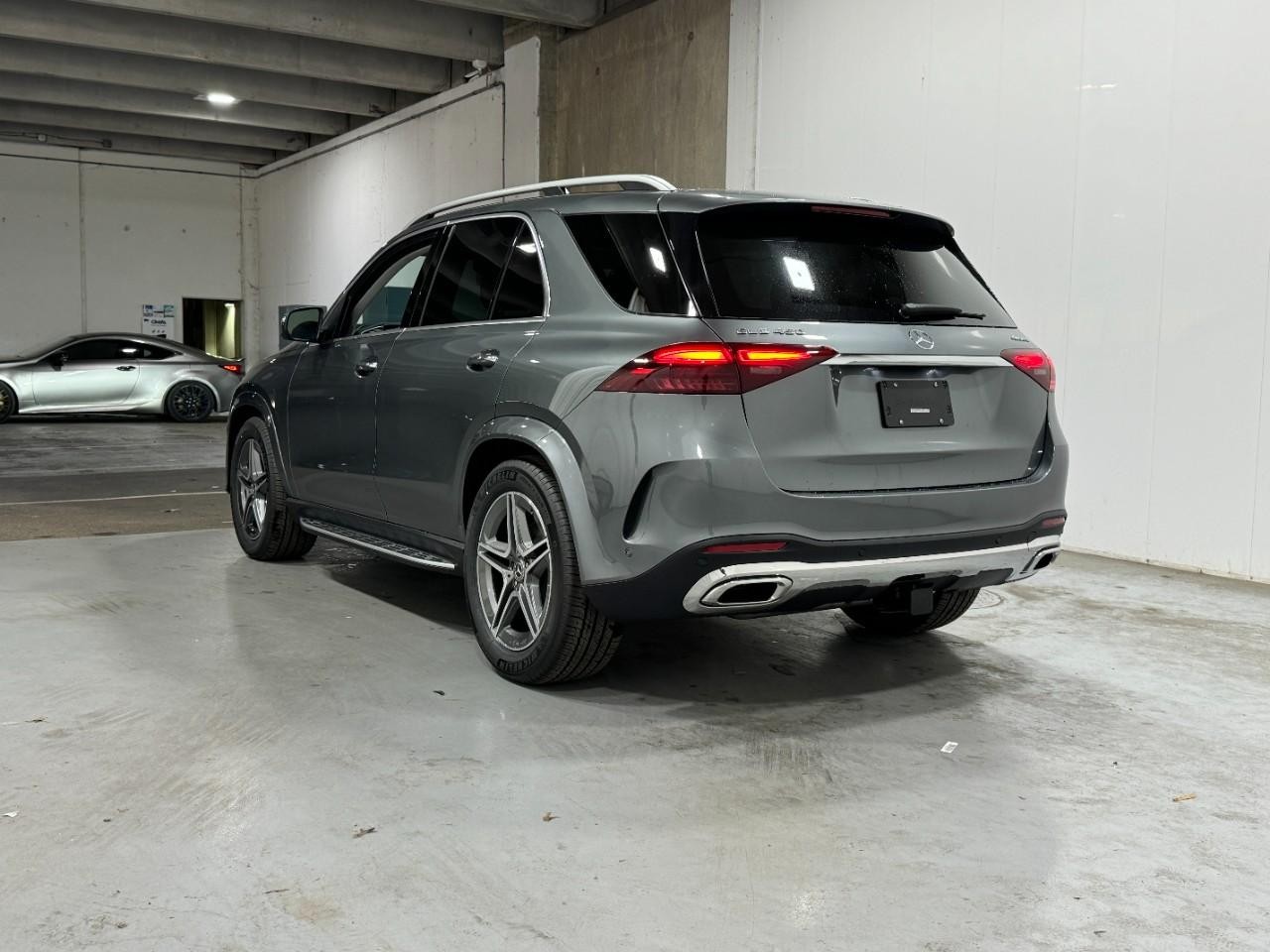 Mercedes-Benz GLE Vehicle Full-screen Gallery Image 3