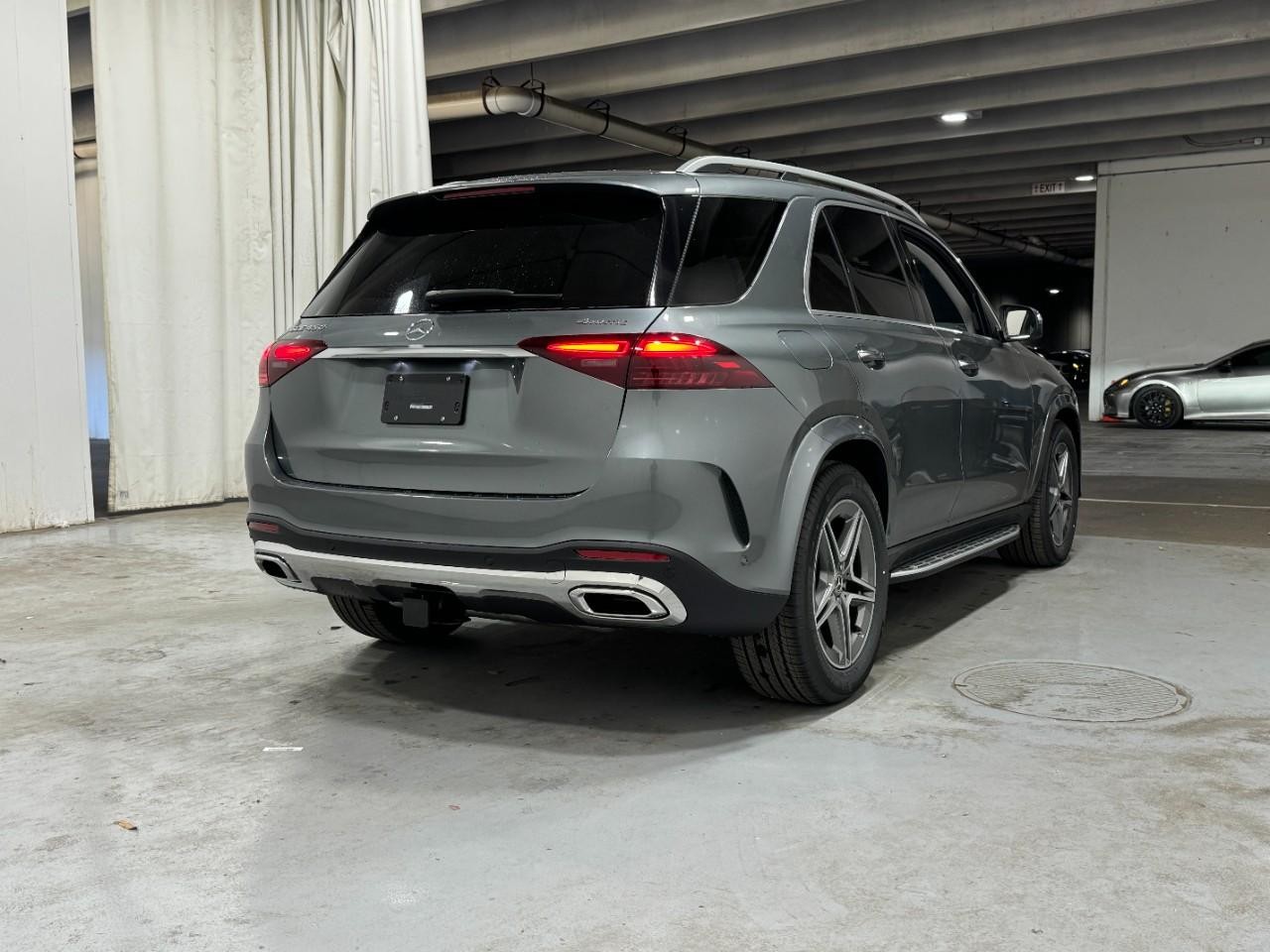 Mercedes-Benz GLE Vehicle Full-screen Gallery Image 4