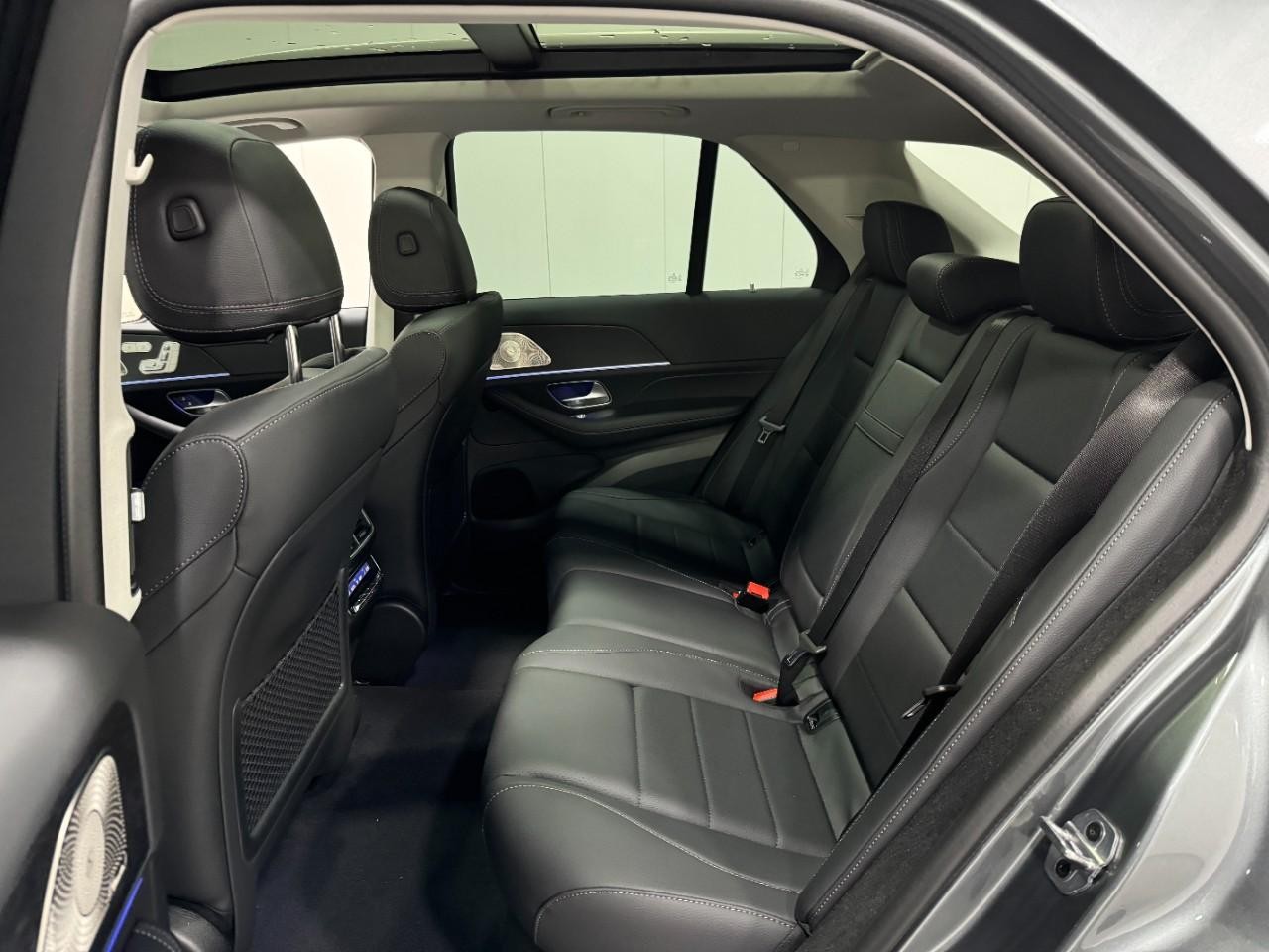 Mercedes-Benz GLE Vehicle Full-screen Gallery Image 8