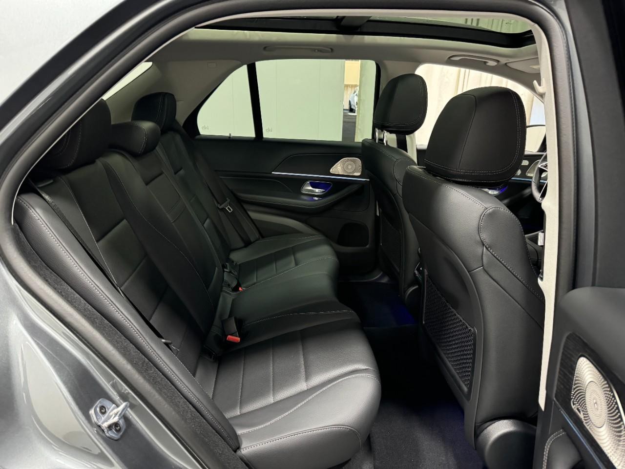 Mercedes-Benz GLE Vehicle Full-screen Gallery Image 10