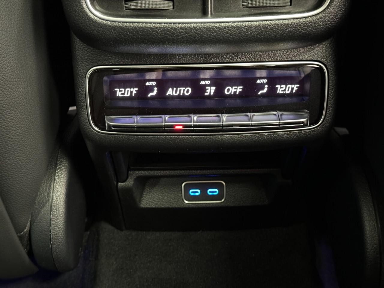 Mercedes-Benz GLE Vehicle Full-screen Gallery Image 11