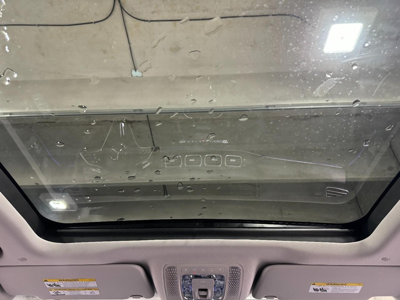 Mercedes-Benz GLE Vehicle Full-screen Gallery Image 12