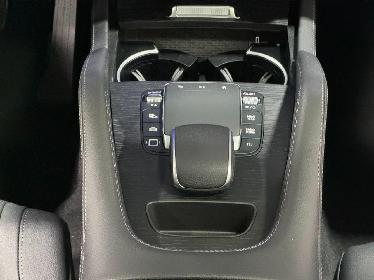 Mercedes-Benz GLE Vehicle Full-screen Gallery Image 17