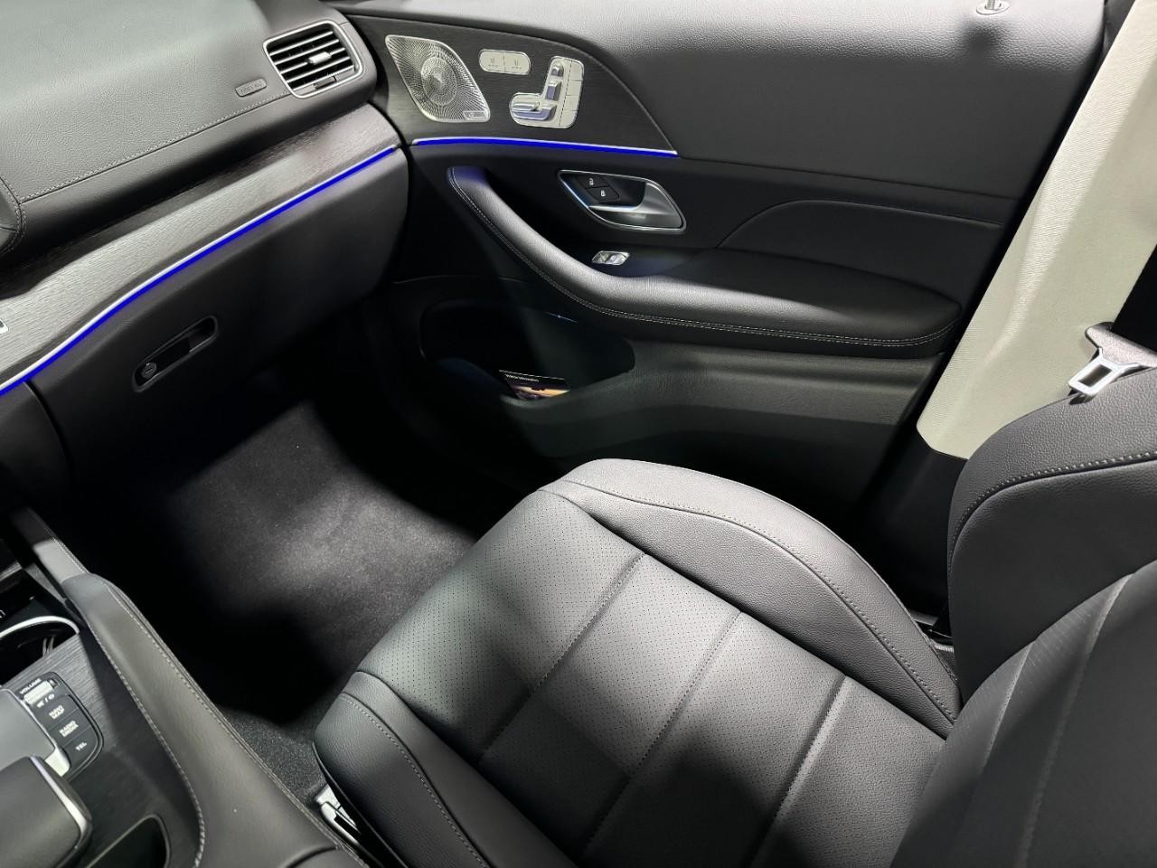 Mercedes-Benz GLE Vehicle Full-screen Gallery Image 18