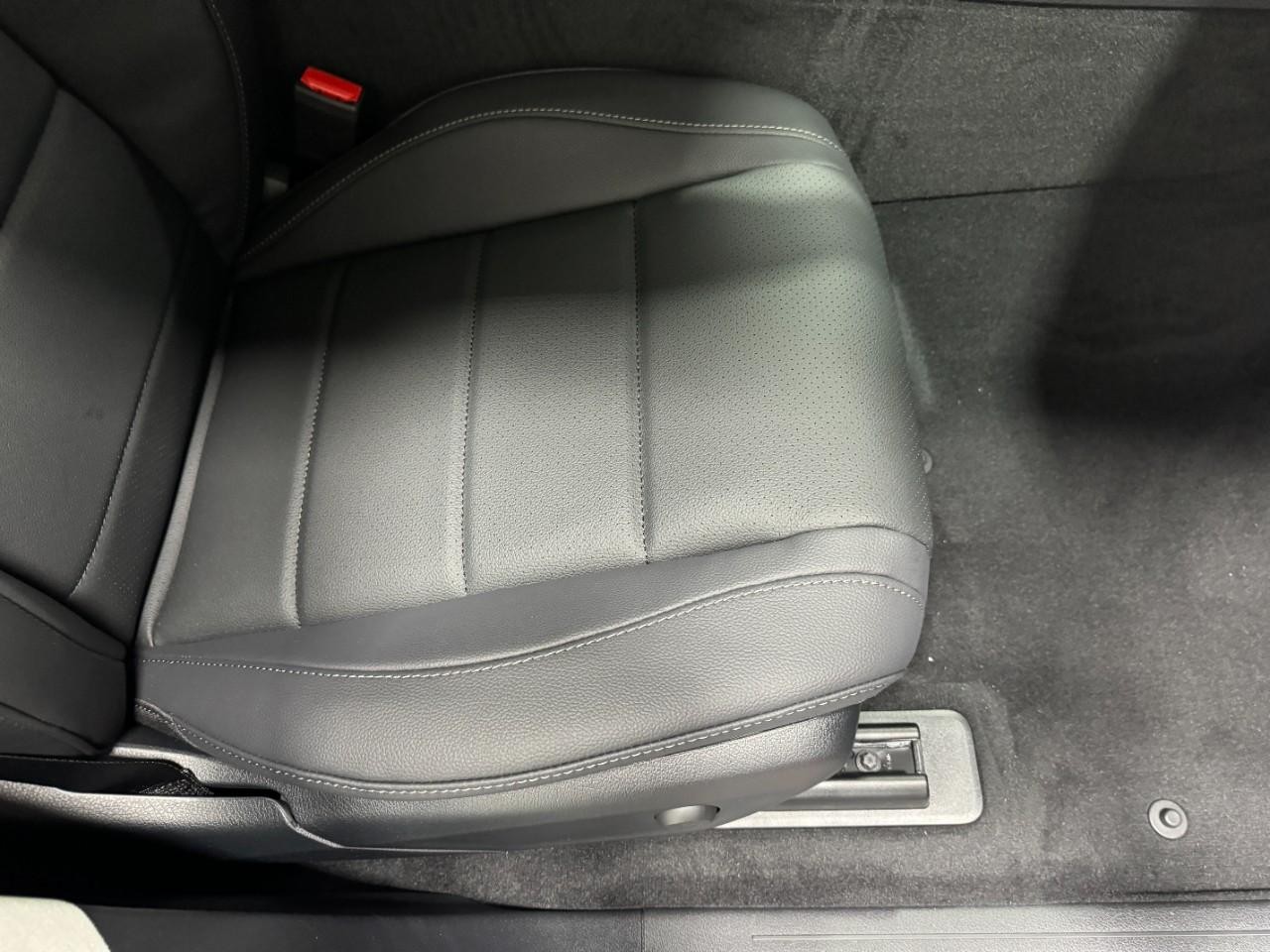 Mercedes-Benz GLE Vehicle Full-screen Gallery Image 20