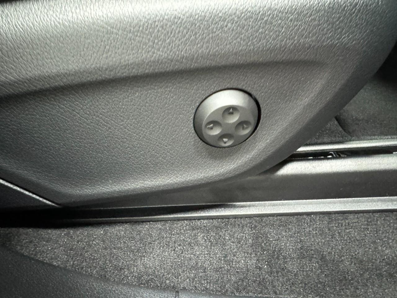 Mercedes-Benz GLE Vehicle Full-screen Gallery Image 21