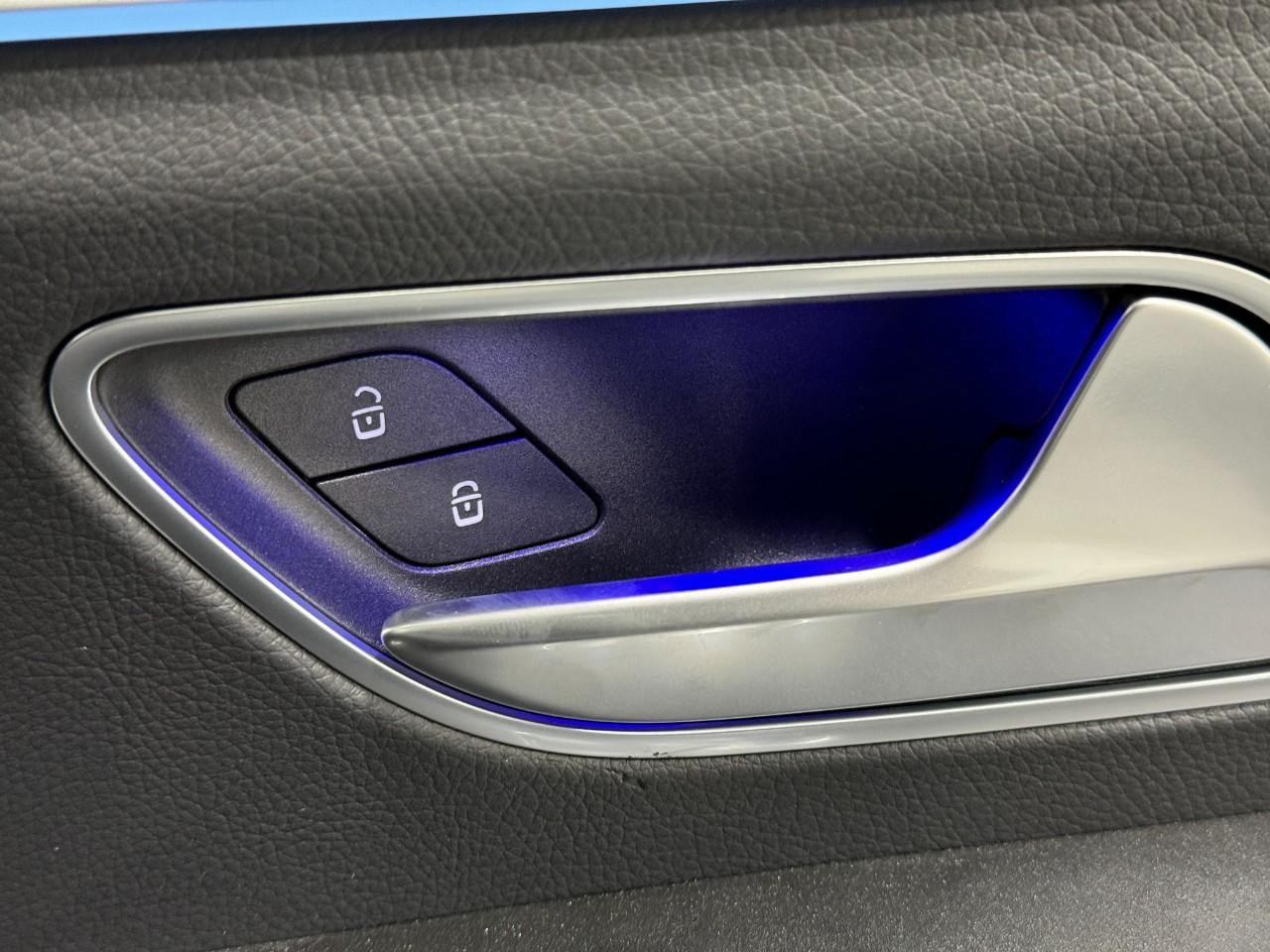 Mercedes-Benz GLE Vehicle Full-screen Gallery Image 23