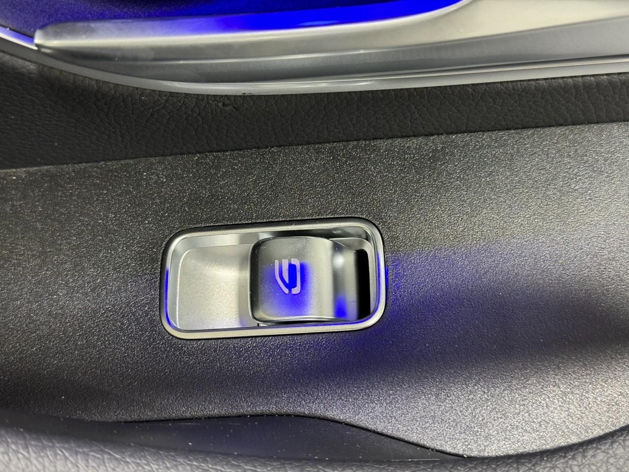 Mercedes-Benz GLE Vehicle Full-screen Gallery Image 24