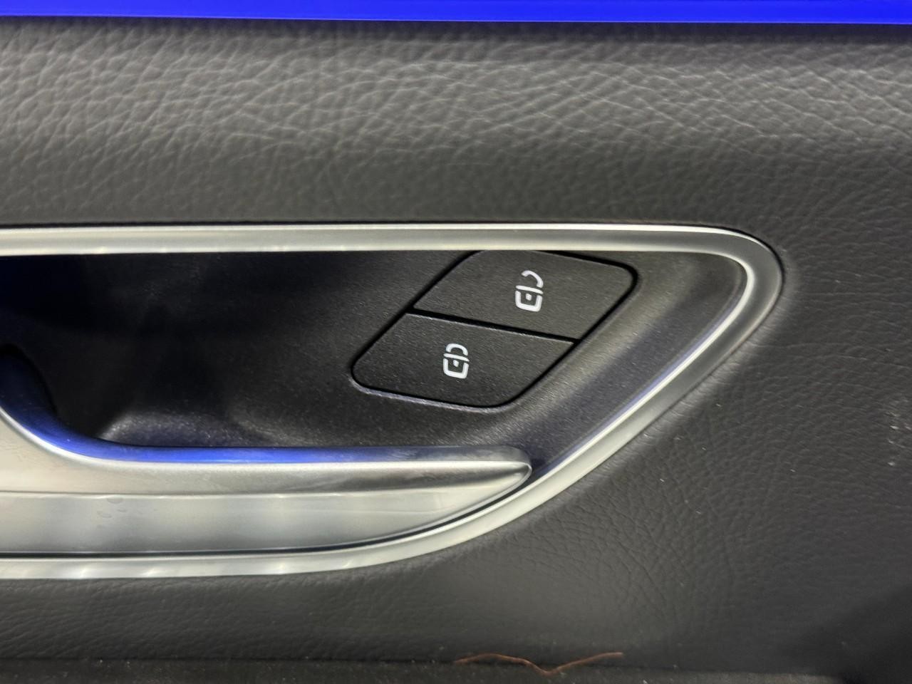 Mercedes-Benz GLE Vehicle Full-screen Gallery Image 27