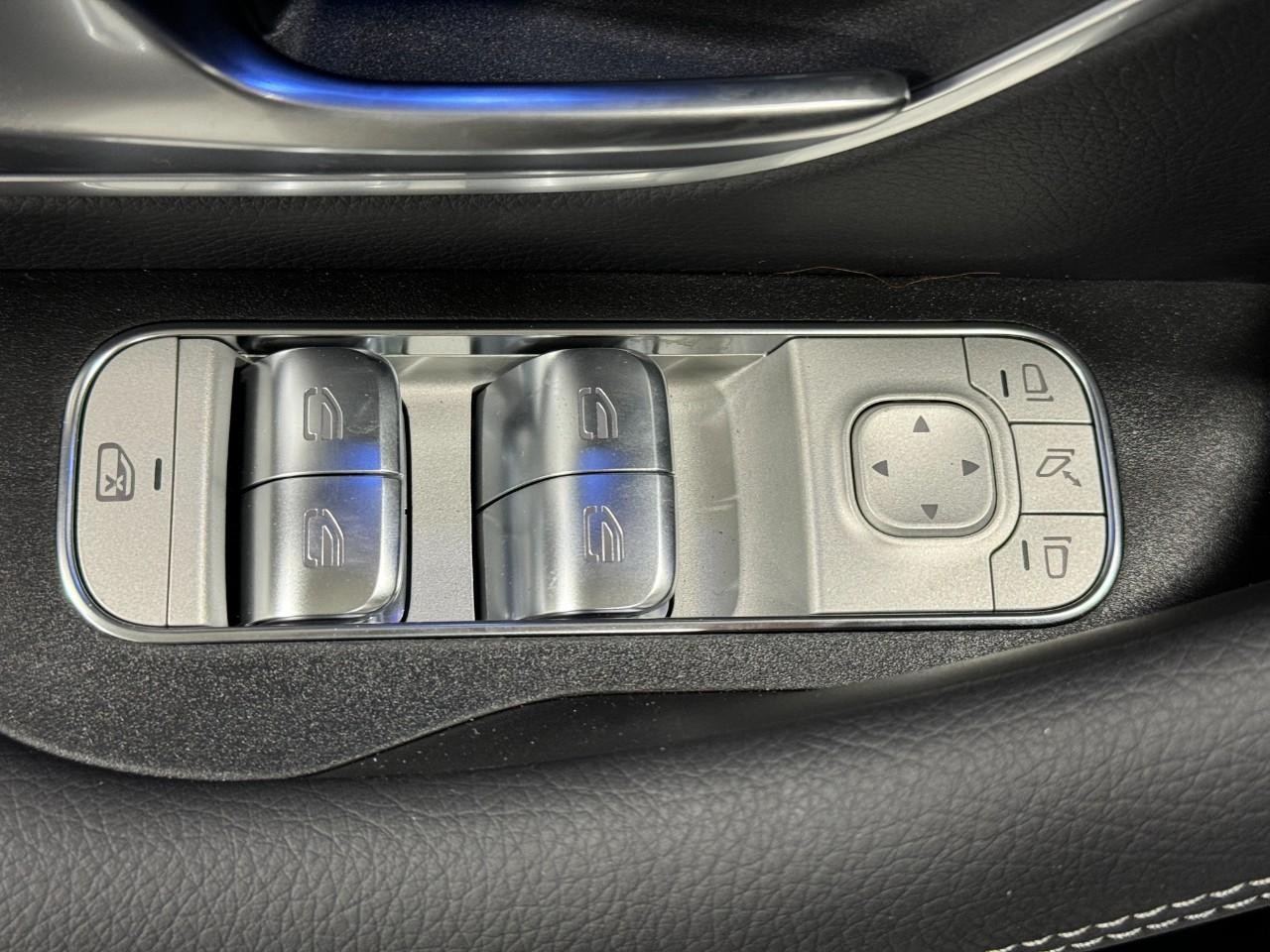 Mercedes-Benz GLE Vehicle Full-screen Gallery Image 28