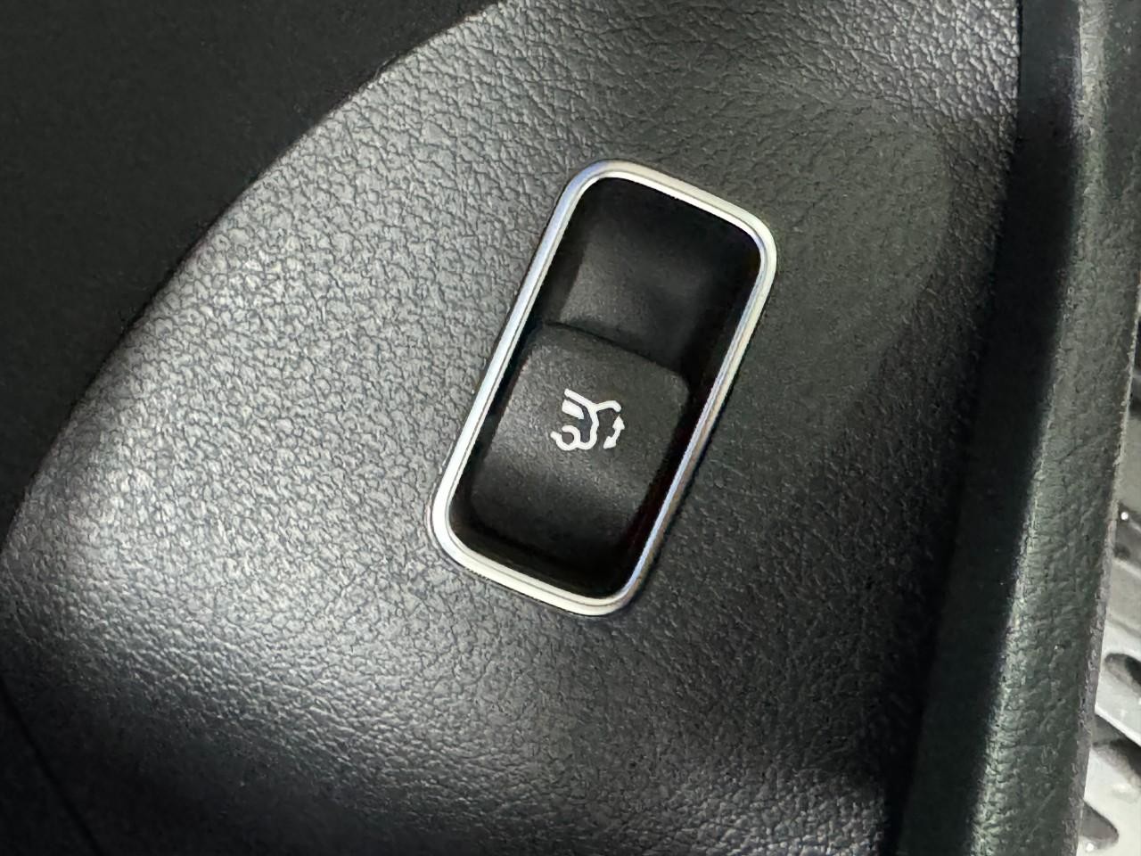 Mercedes-Benz GLE Vehicle Full-screen Gallery Image 29