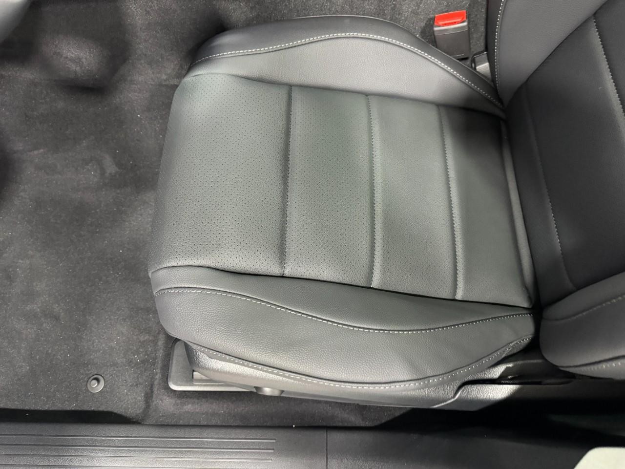 Mercedes-Benz GLE Vehicle Full-screen Gallery Image 31