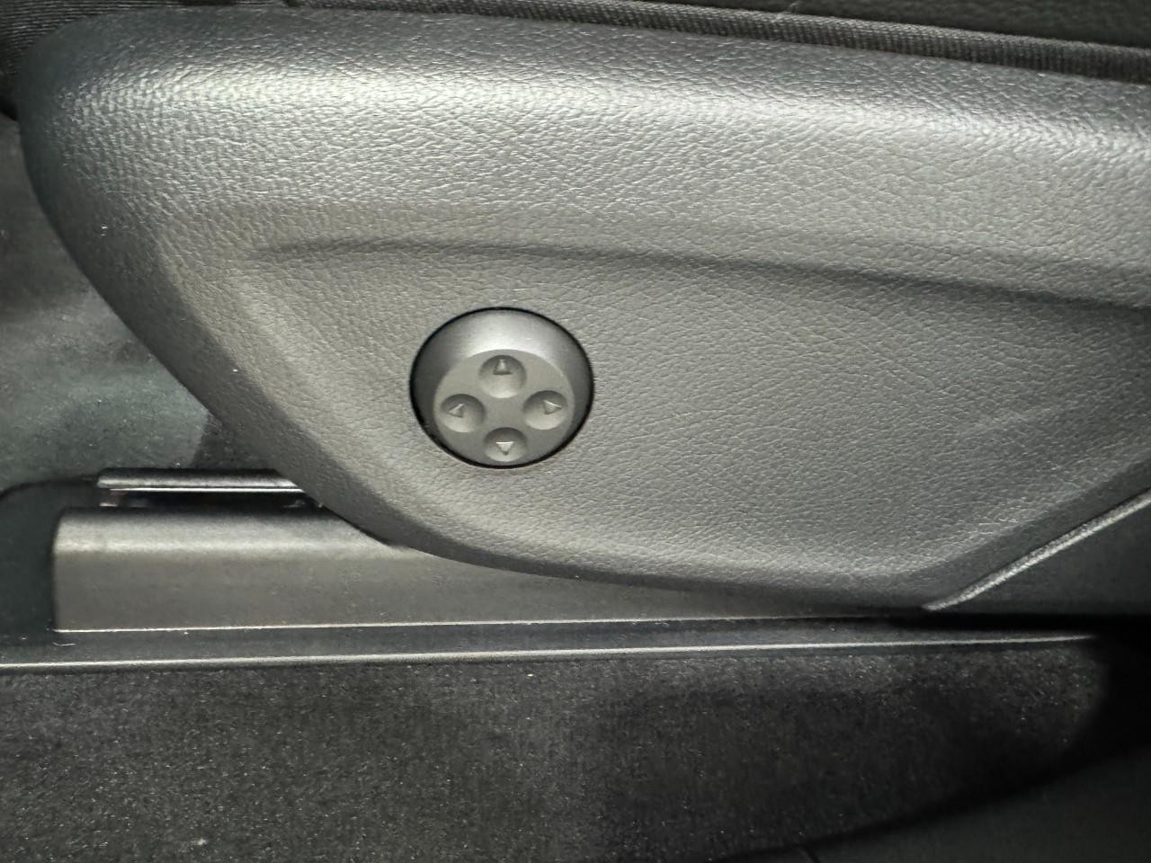 Mercedes-Benz GLE Vehicle Full-screen Gallery Image 32