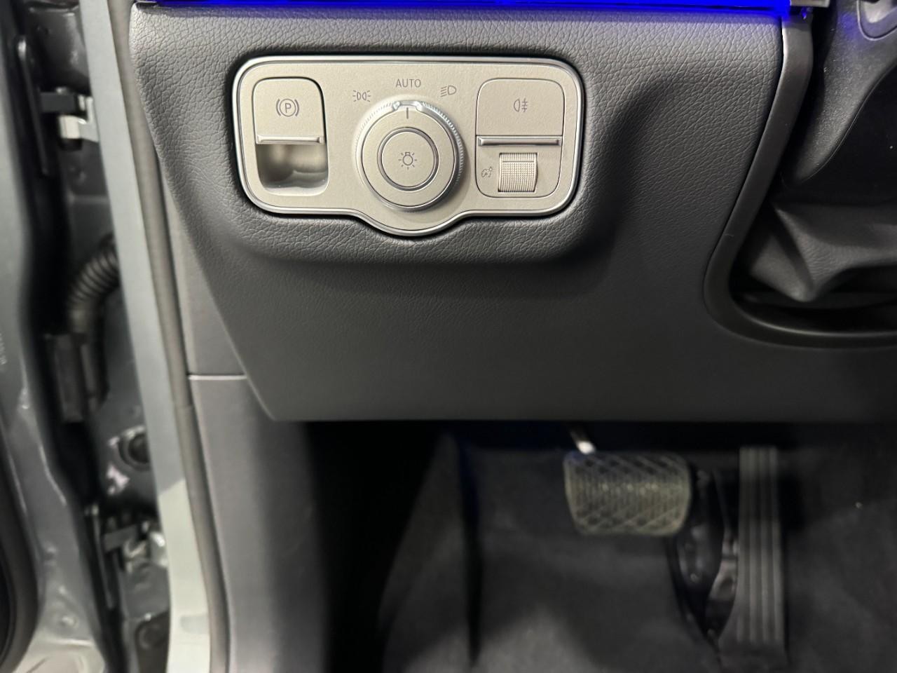 Mercedes-Benz GLE Vehicle Full-screen Gallery Image 33