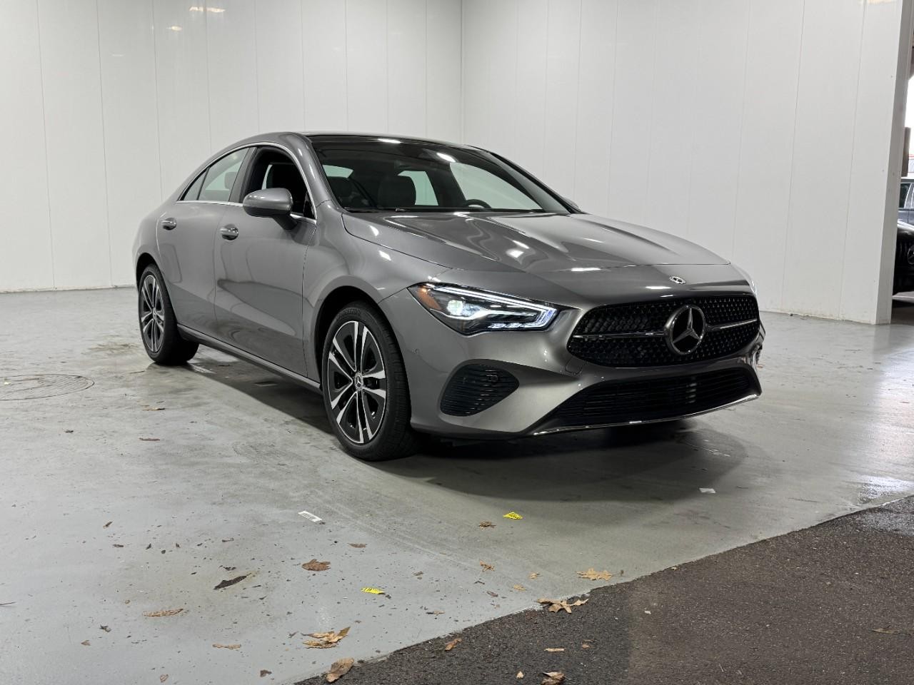Mercedes-Benz CLA Vehicle Full-screen Gallery Image 6
