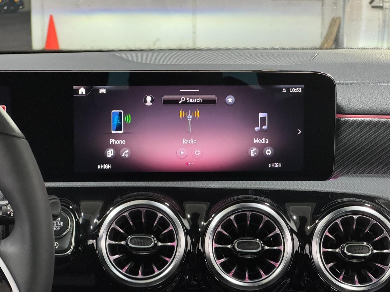 Mercedes-Benz CLA Vehicle Full-screen Gallery Image 14