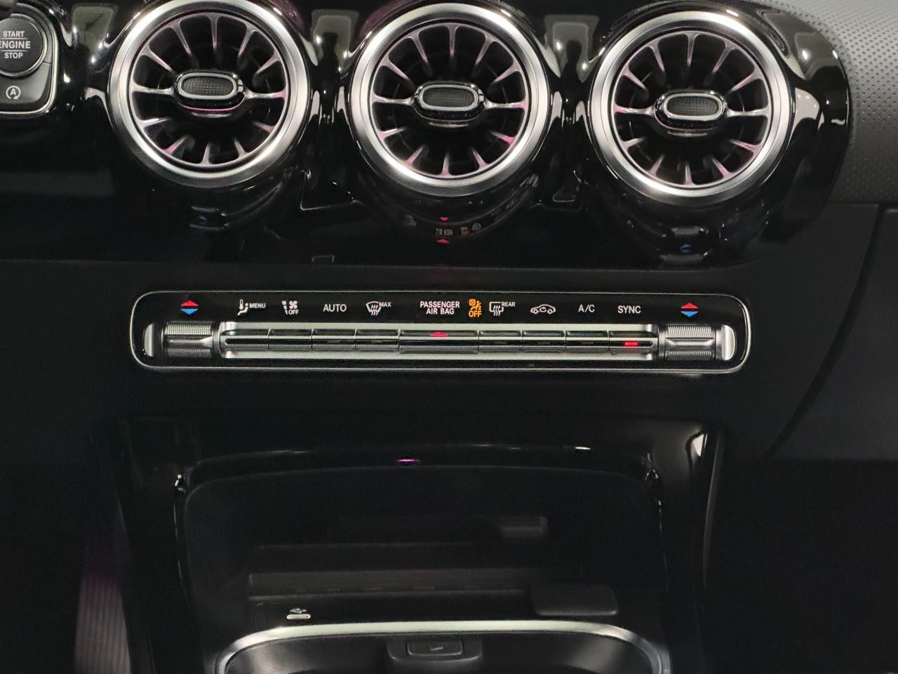 Mercedes-Benz CLA Vehicle Full-screen Gallery Image 15