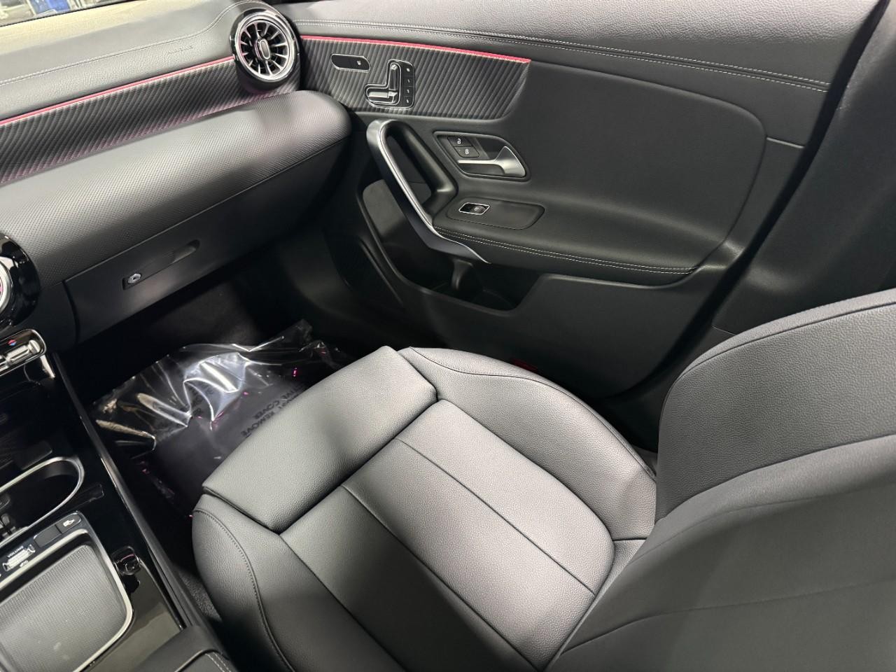 Mercedes-Benz CLA Vehicle Full-screen Gallery Image 16