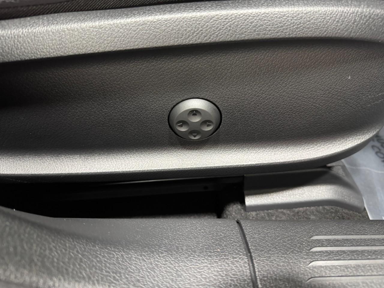 Mercedes-Benz CLA Vehicle Full-screen Gallery Image 19