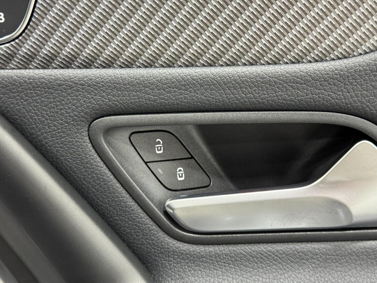 Mercedes-Benz CLA Vehicle Full-screen Gallery Image 21