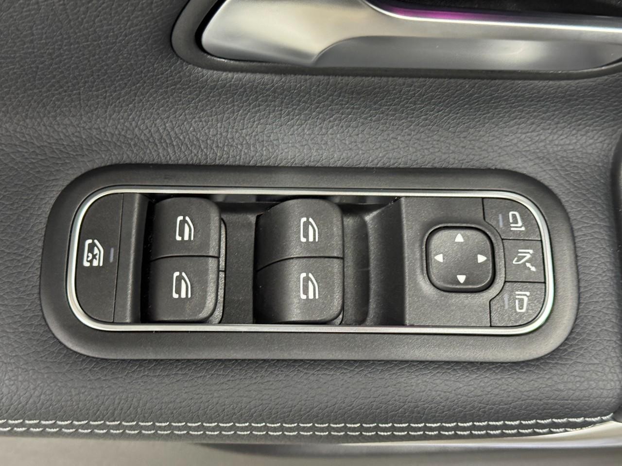 Mercedes-Benz CLA Vehicle Full-screen Gallery Image 25