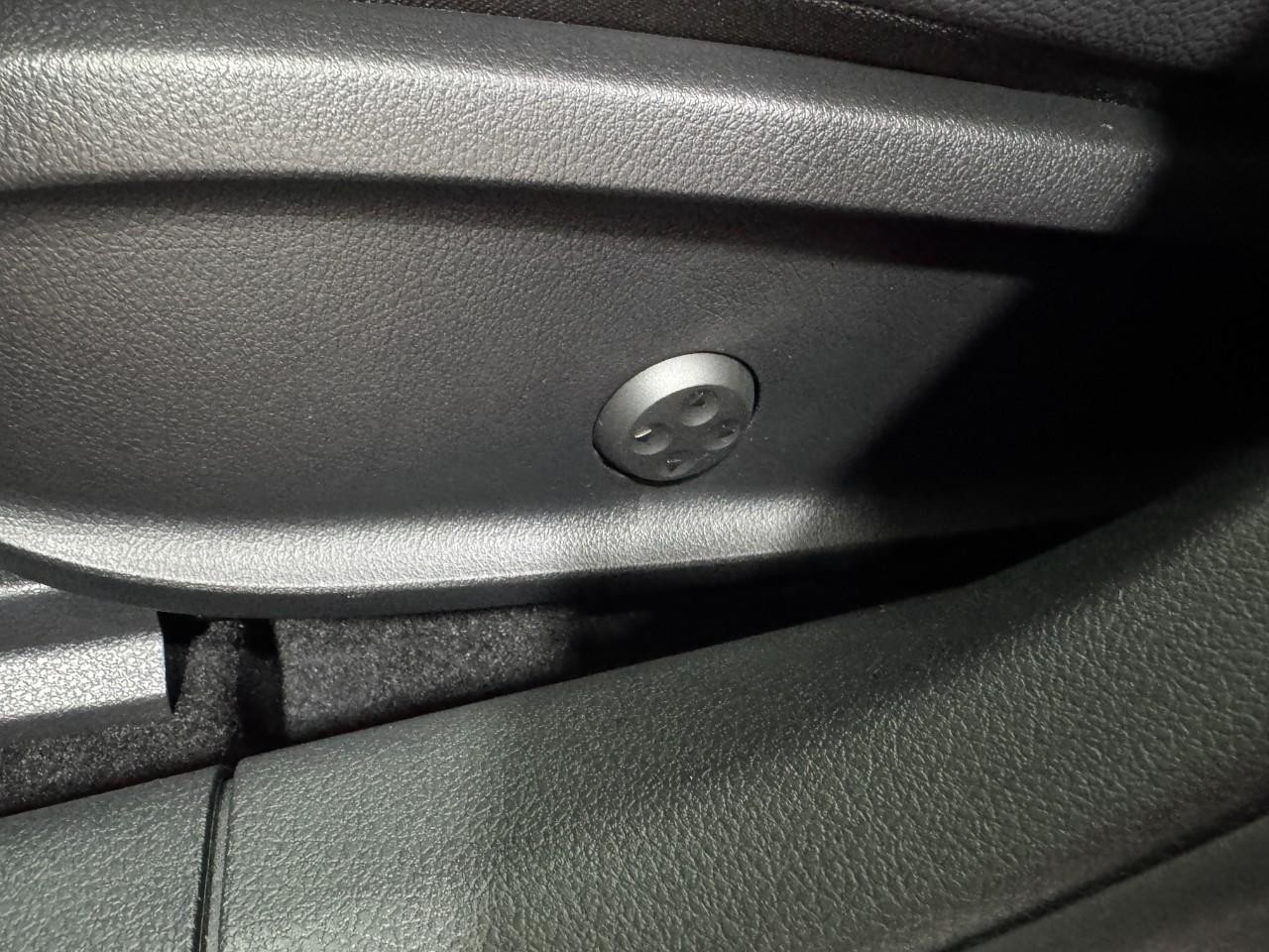 Mercedes-Benz CLA Vehicle Full-screen Gallery Image 29