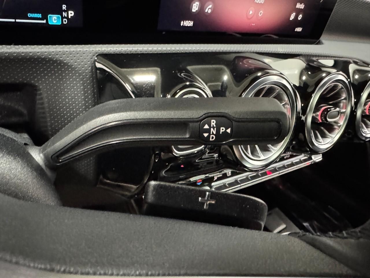 Mercedes-Benz CLA Vehicle Full-screen Gallery Image 34