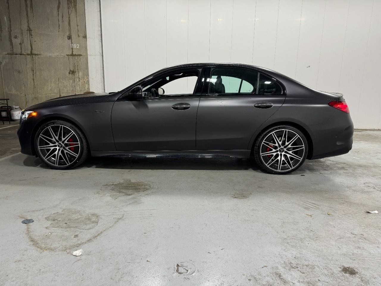 Mercedes-Benz C-Class Vehicle Full-screen Gallery Image 2