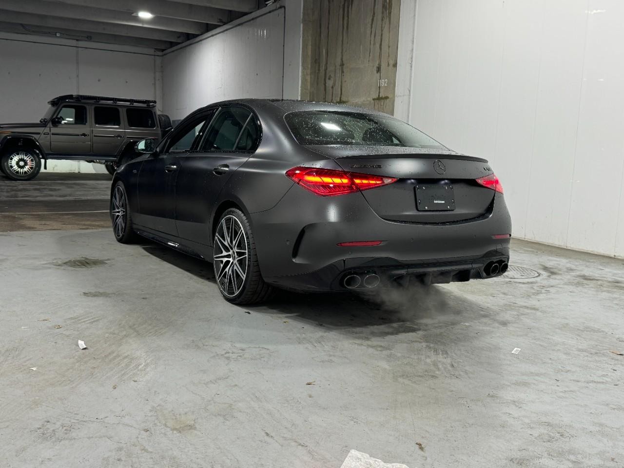 Mercedes-Benz C-Class Vehicle Full-screen Gallery Image 3