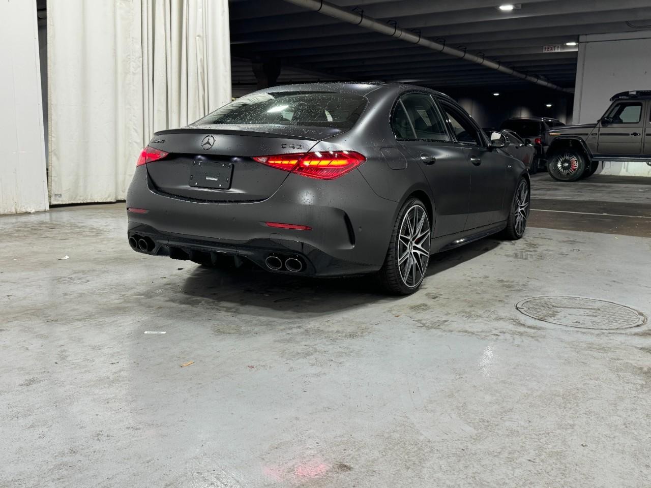 Mercedes-Benz C-Class Vehicle Full-screen Gallery Image 4