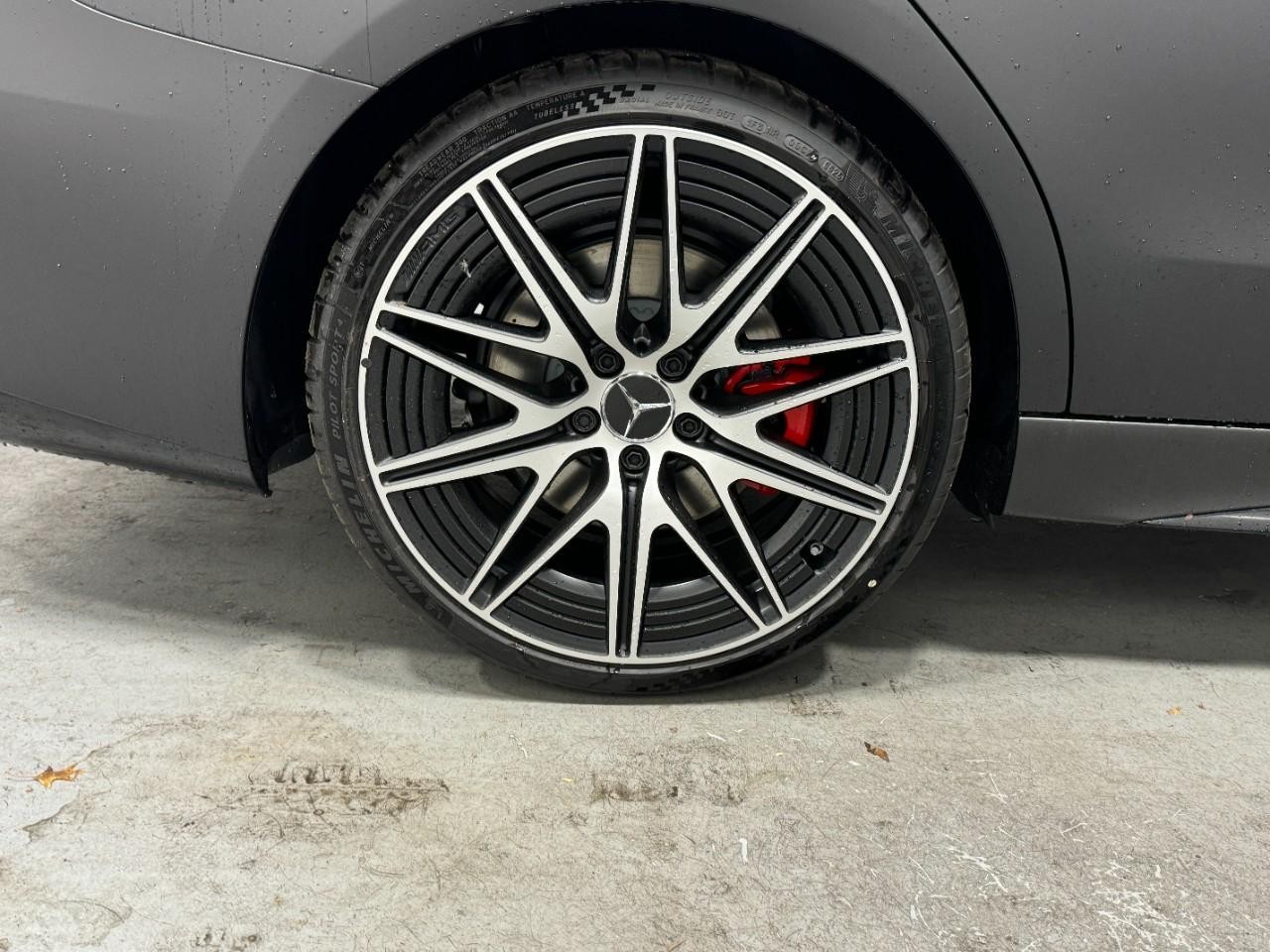 Mercedes-Benz C-Class Vehicle Full-screen Gallery Image 5