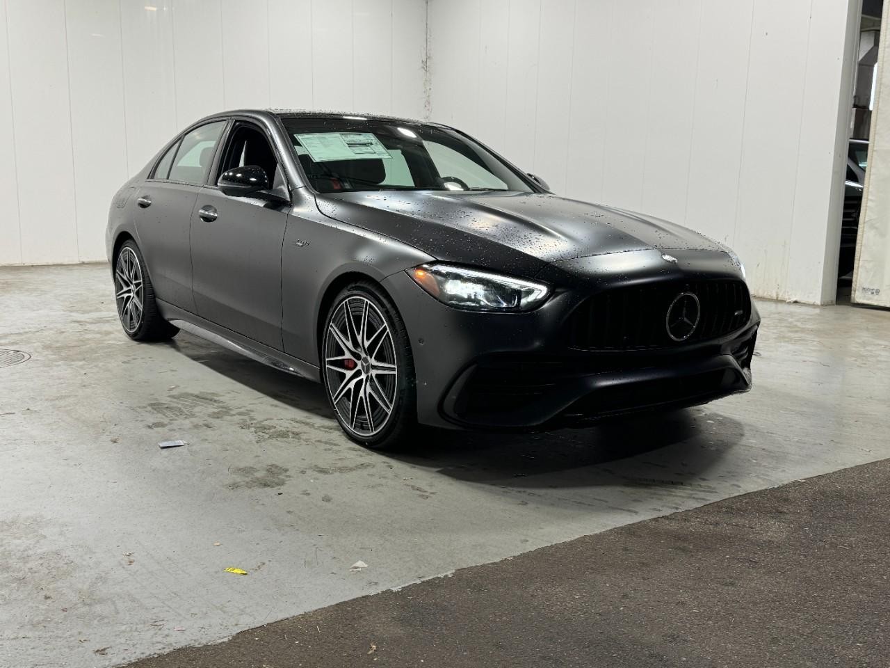 Mercedes-Benz C-Class Vehicle Full-screen Gallery Image 6