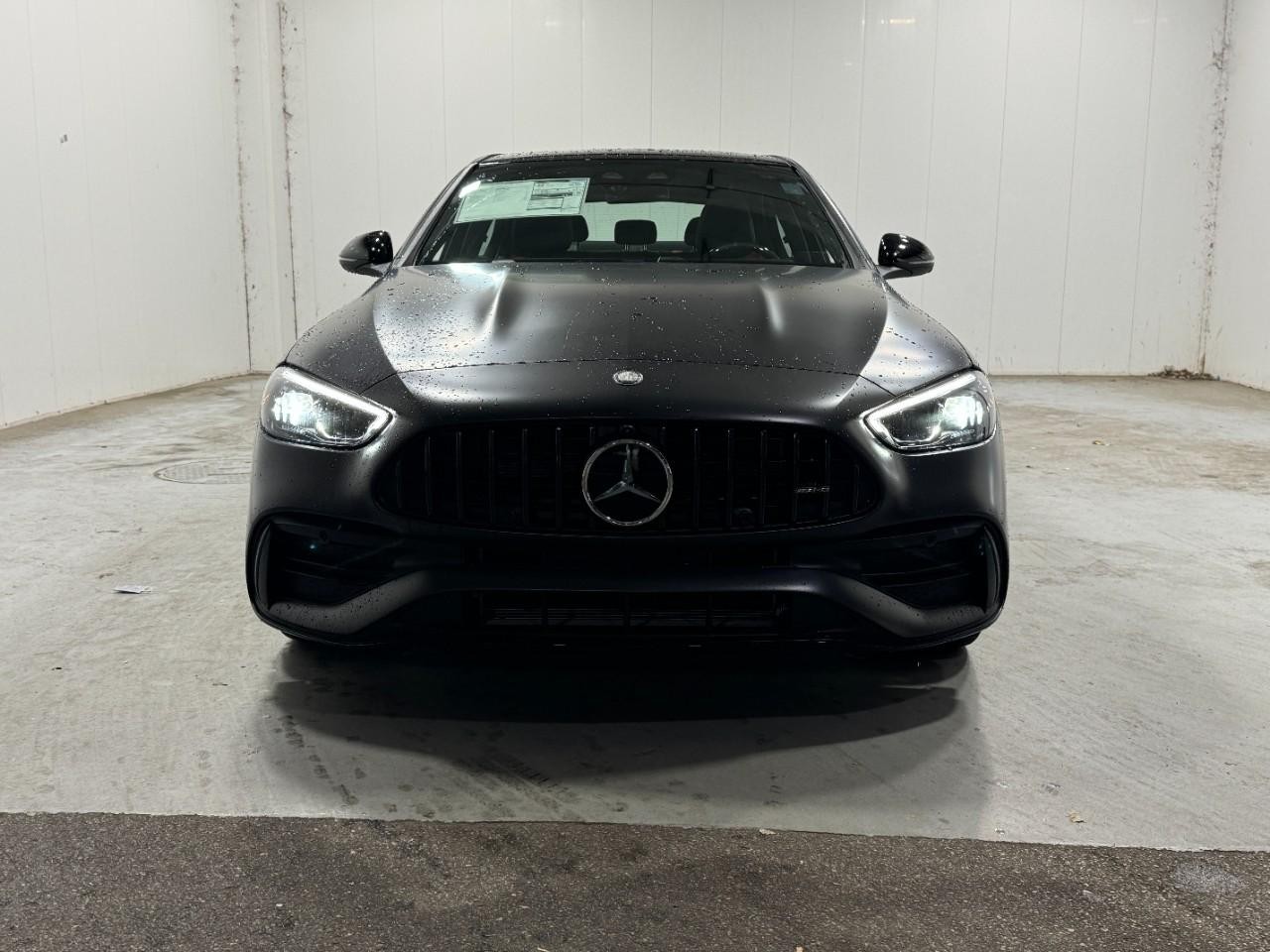 Mercedes-Benz C-Class Vehicle Full-screen Gallery Image 7