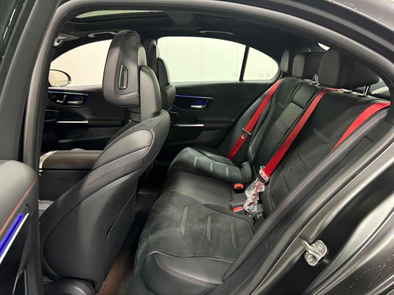 Mercedes-Benz C-Class Vehicle Full-screen Gallery Image 8