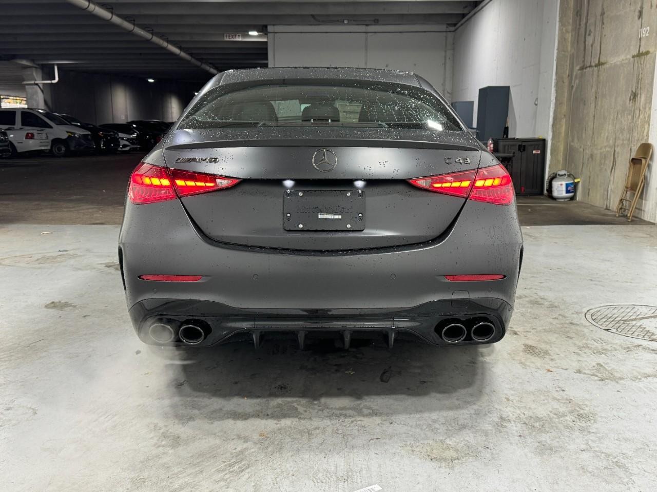 Mercedes-Benz C-Class Vehicle Full-screen Gallery Image 9