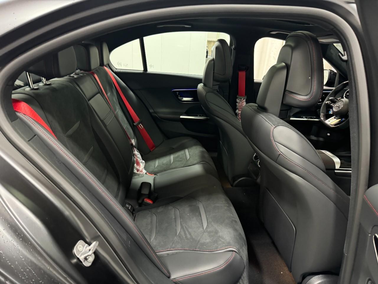 Mercedes-Benz C-Class Vehicle Full-screen Gallery Image 10