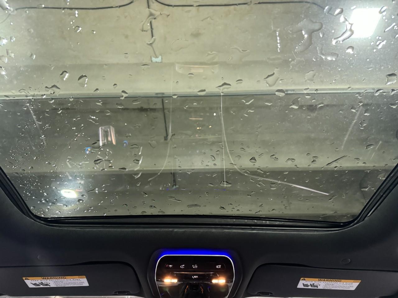 Mercedes-Benz C-Class Vehicle Full-screen Gallery Image 11