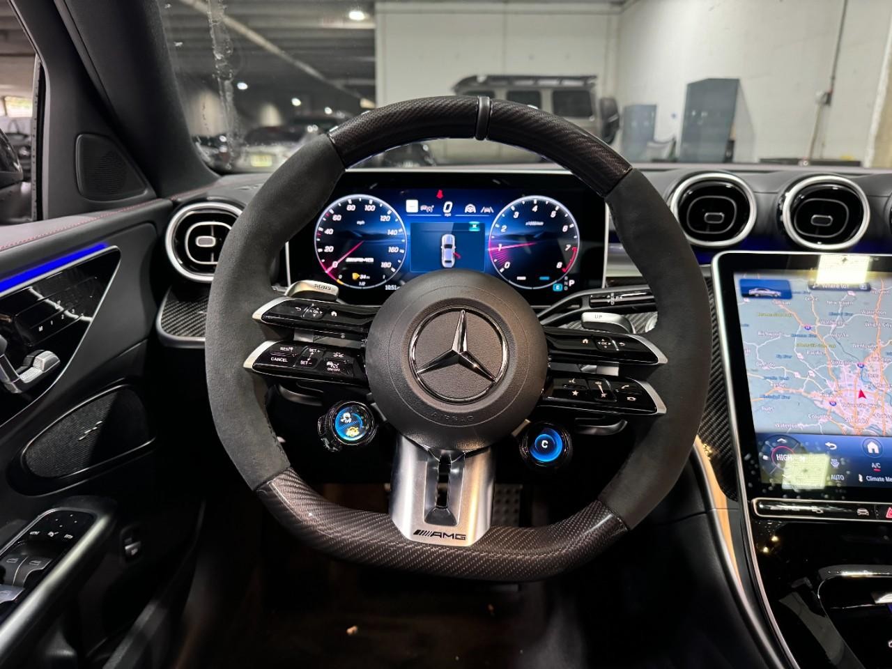 Mercedes-Benz C-Class Vehicle Full-screen Gallery Image 13